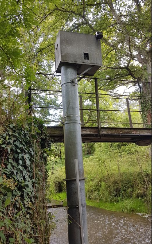 Hydrologische Station SABI36 auf einer Brücke