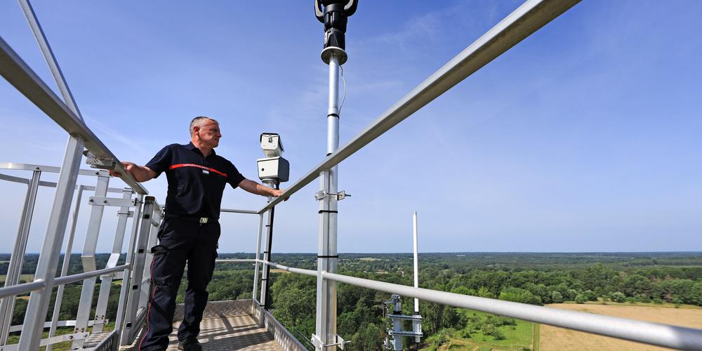 Torre de observación y detección de incendios equipada con cámaras y AI de vigilancia en las LandasTeniente de bomberos.